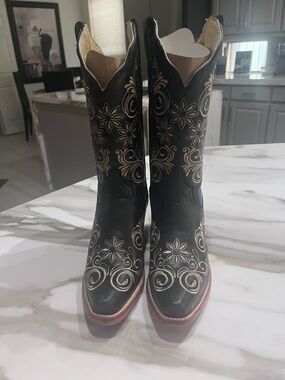 Women’s Black Embroidered Western Boots - Floral Stitch Detail